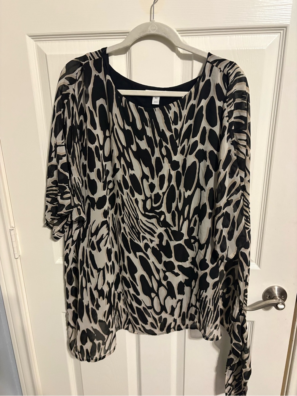 366- Dana Buchman Black and Cream tie bottom Animal Print Top
